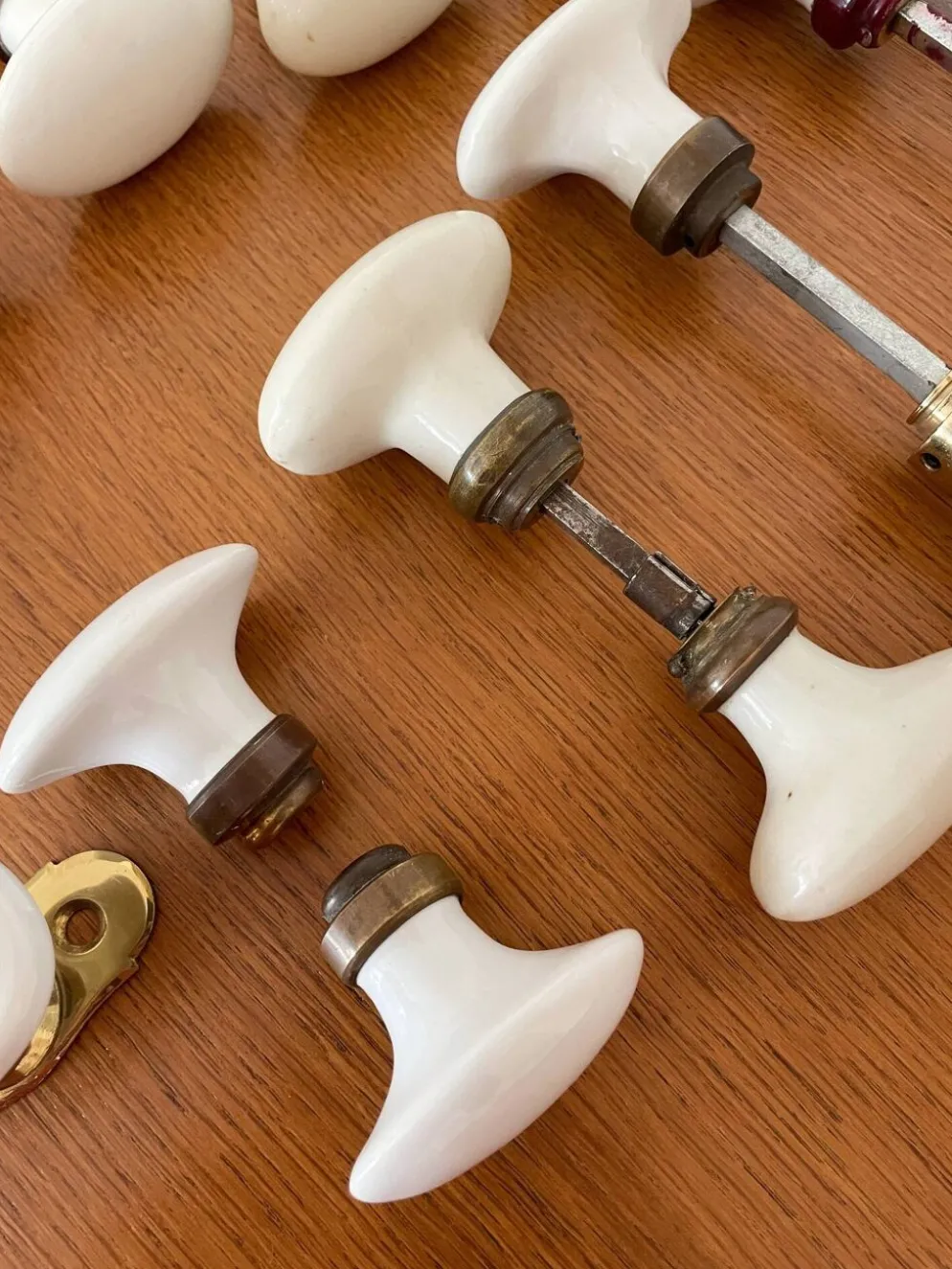 8 paires de poignées de porte et 2 poignées de fenêtres en porcelaine
