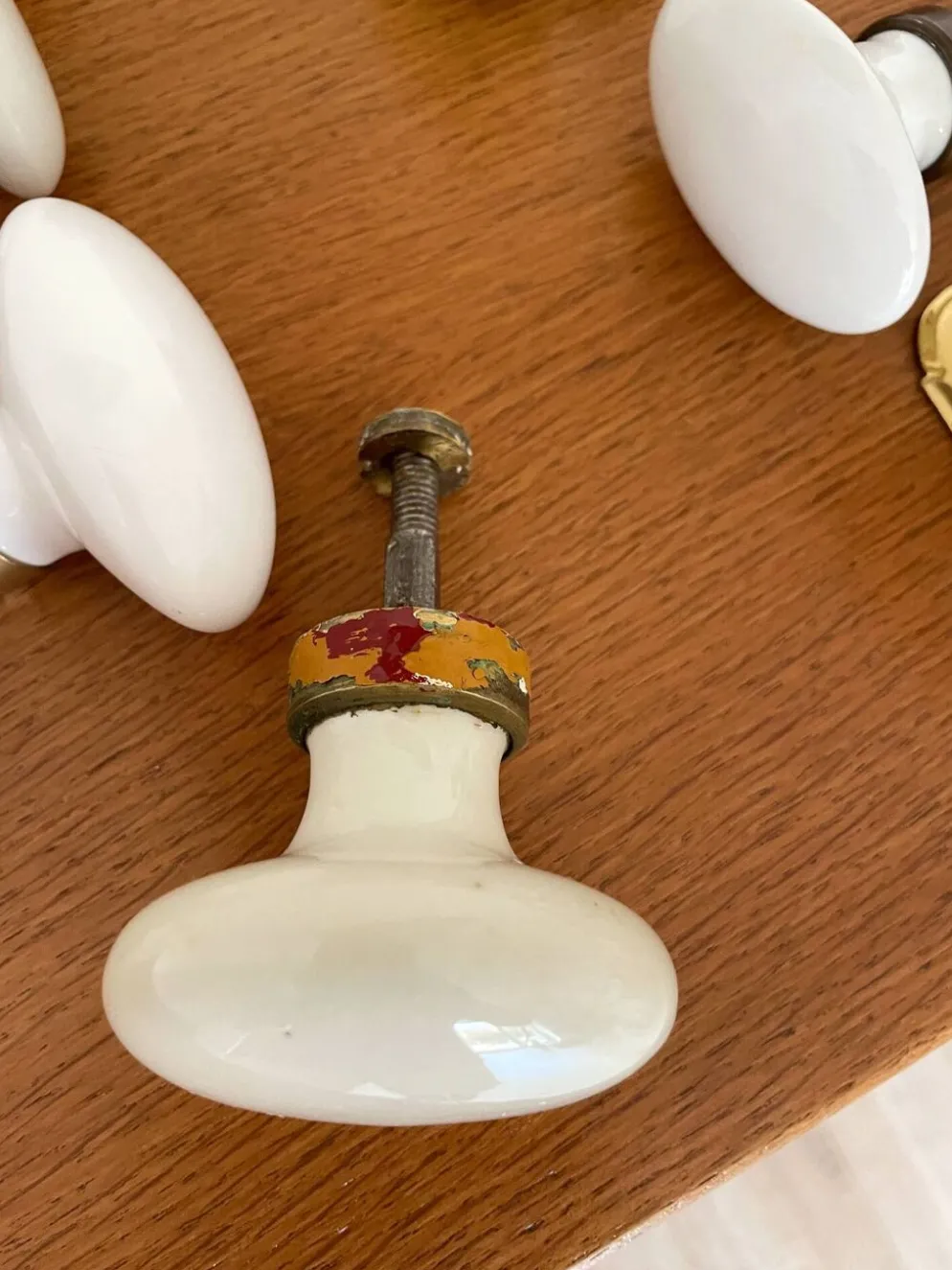 8 paires de poignées de porte et 2 poignées de fenêtres en porcelaine