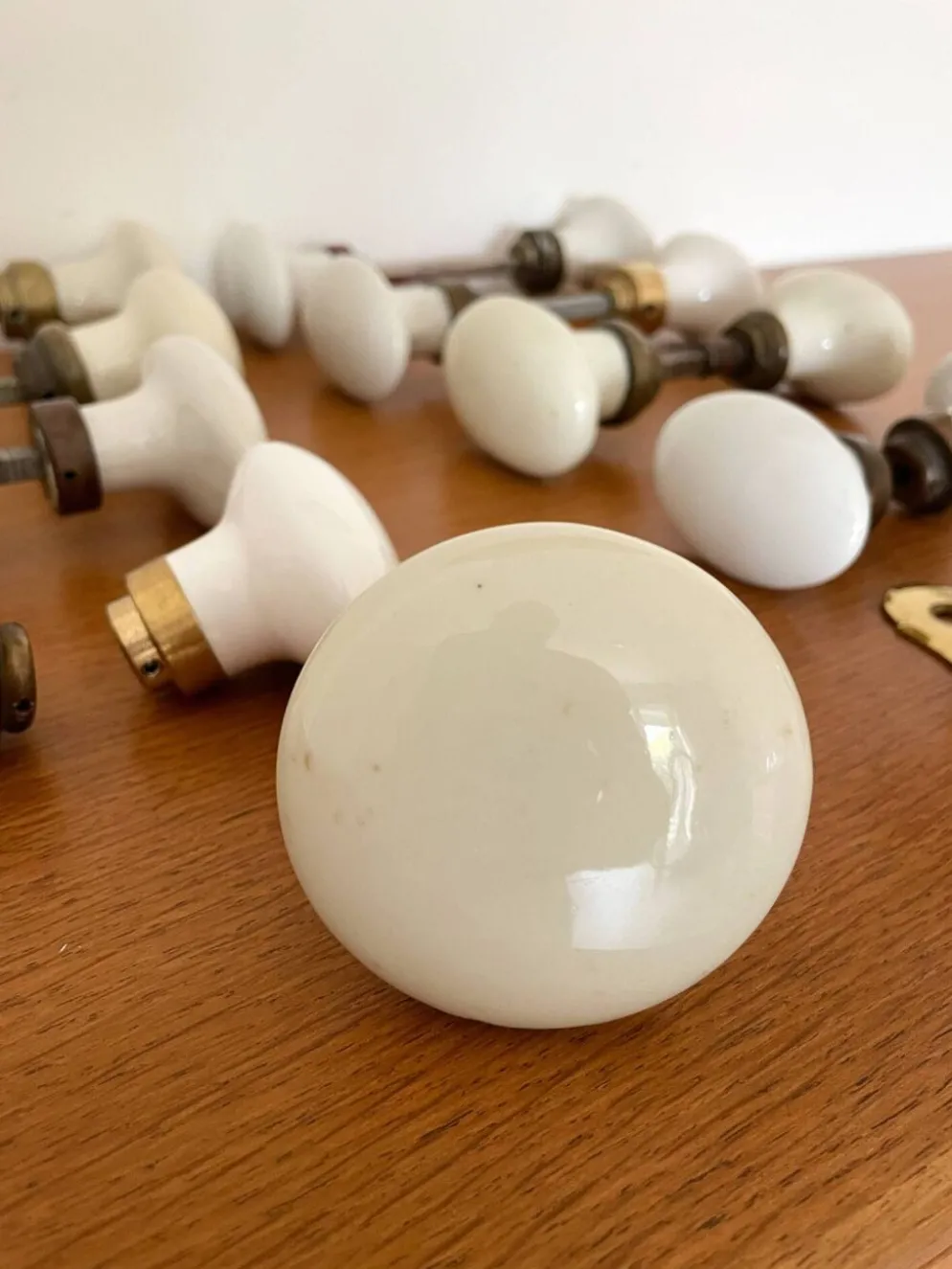 8 paires de poignées de porte et 2 poignées de fenêtres en porcelaine