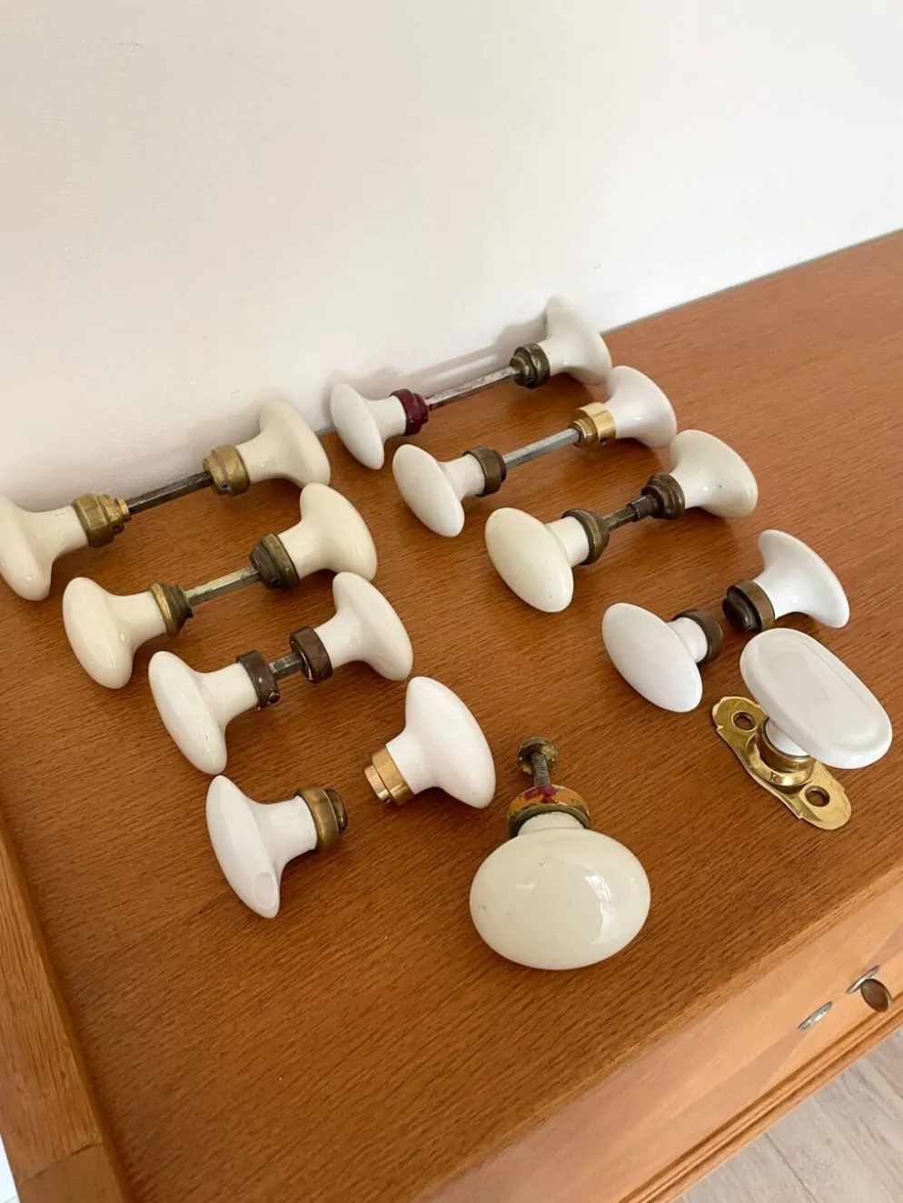 8 paires de poignées de porte et 2 poignées de fenêtres en porcelaine