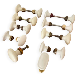8 paires de poignées de porte et 2 poignées de fenêtres en porcelaine