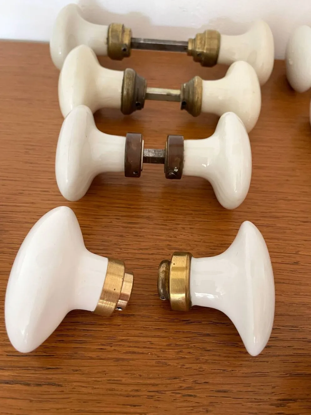 8 paires de poignées de porte et 2 poignées de fenêtres en porcelaine