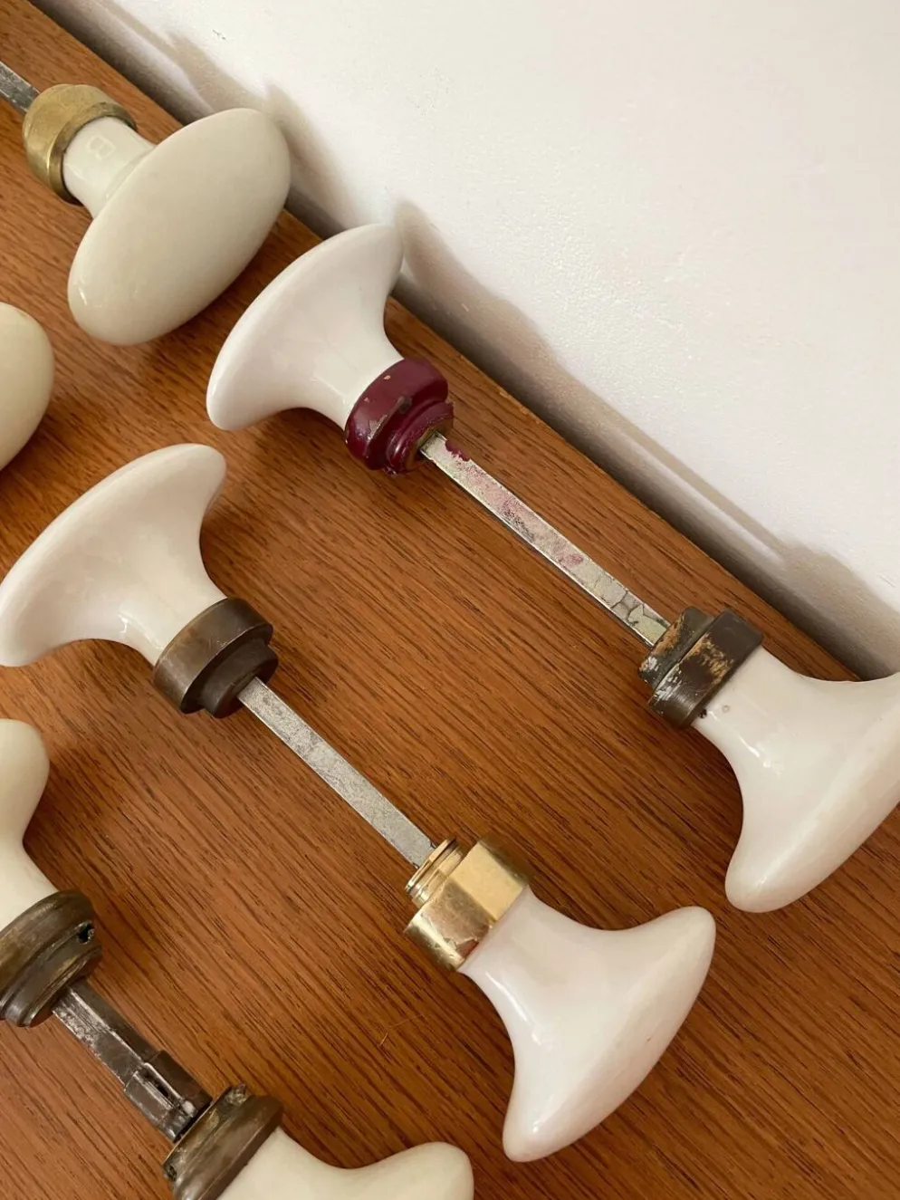 8 paires de poignées de porte et 2 poignées de fenêtres en porcelaine
