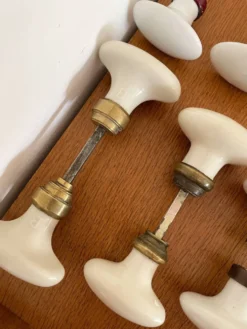 8 paires de poignées de porte et 2 poignées de fenêtres en porcelaine