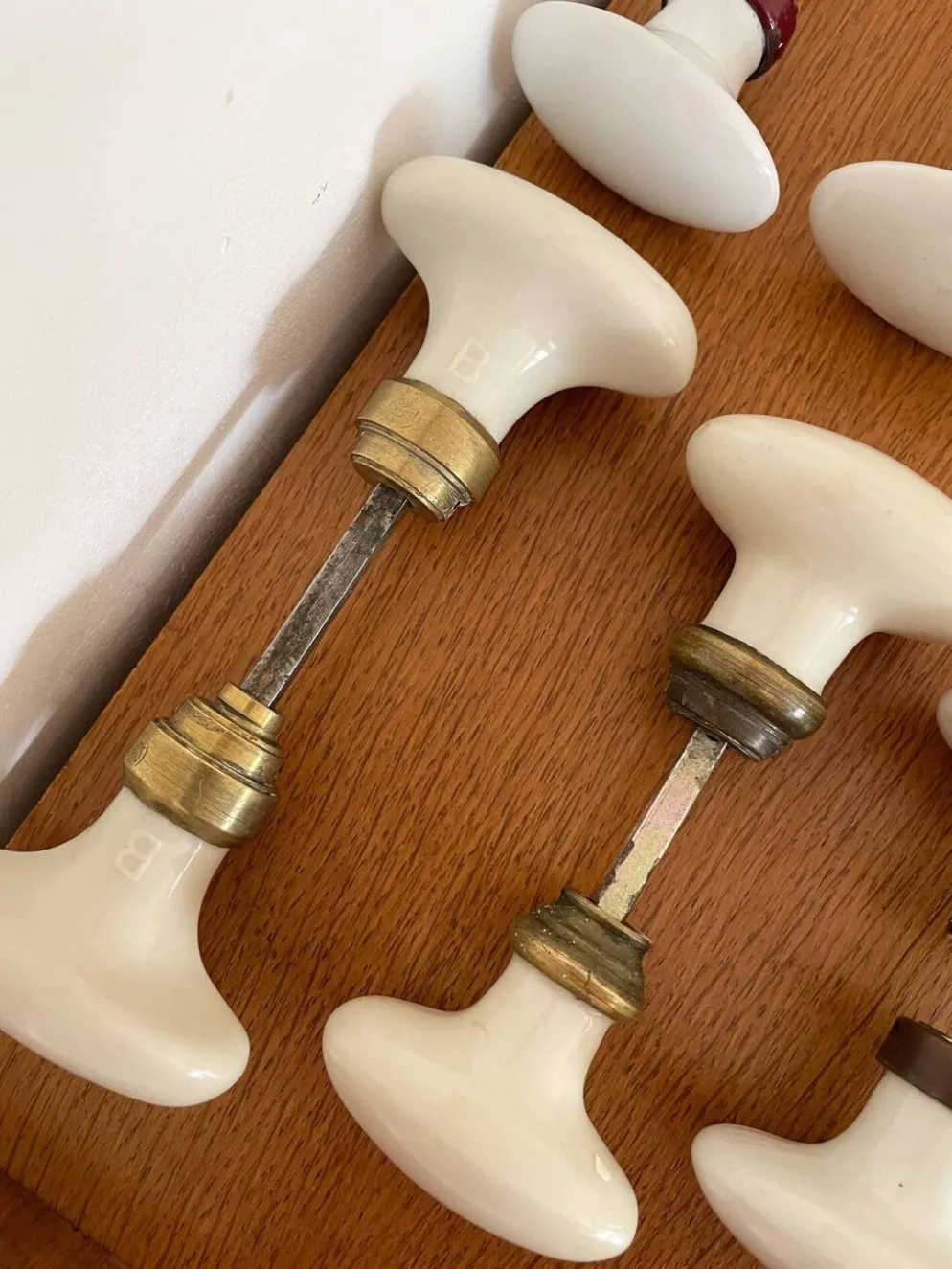 8 paires de poignées de porte et 2 poignées de fenêtres en porcelaine