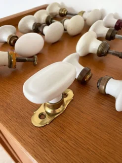 8 paires de poignées de porte et 2 poignées de fenêtres en porcelaine