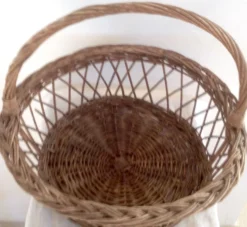Panier ancien en osier, jours croisés