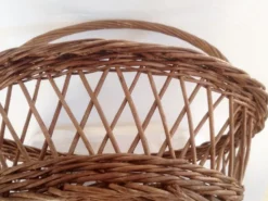 Panier ancien en osier, jours croisés