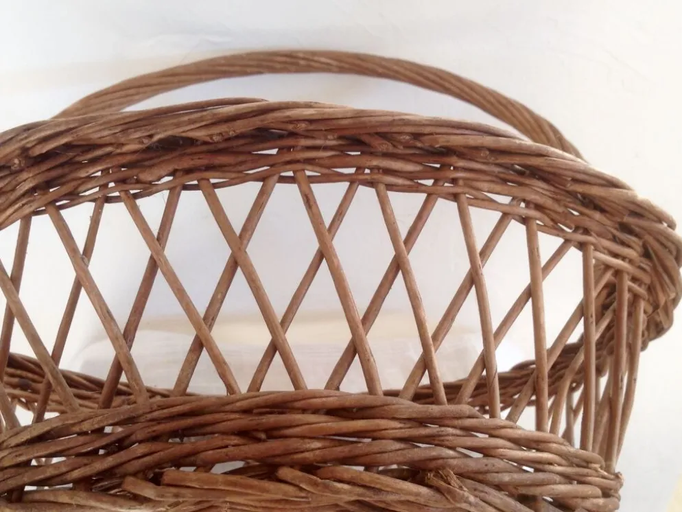 Panier ancien en osier, jours croisés