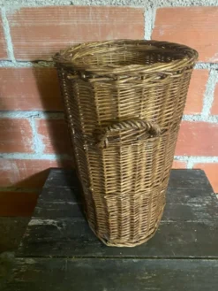 Panier ancien en osier tressé avec anses