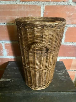 Panier ancien en osier tressé avec anses