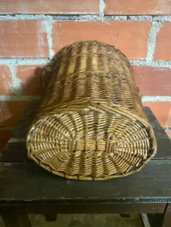 Panier ancien en osier tressé avec anses