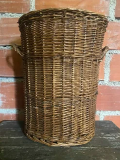Panier ancien en osier tressé avec anses
