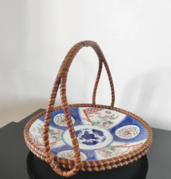 Panier ancien Imari en porcelaine du Japon et rotin tressé - Ère Meiji