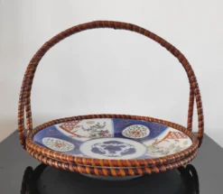 Panier ancien Imari en porcelaine du Japon et rotin tressé - Ère Meiji