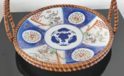 Panier ancien Imari en porcelaine du Japon et rotin tressé - Ère Meiji