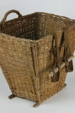 Panier arrière fabriqué à partir de saule finement tissé.