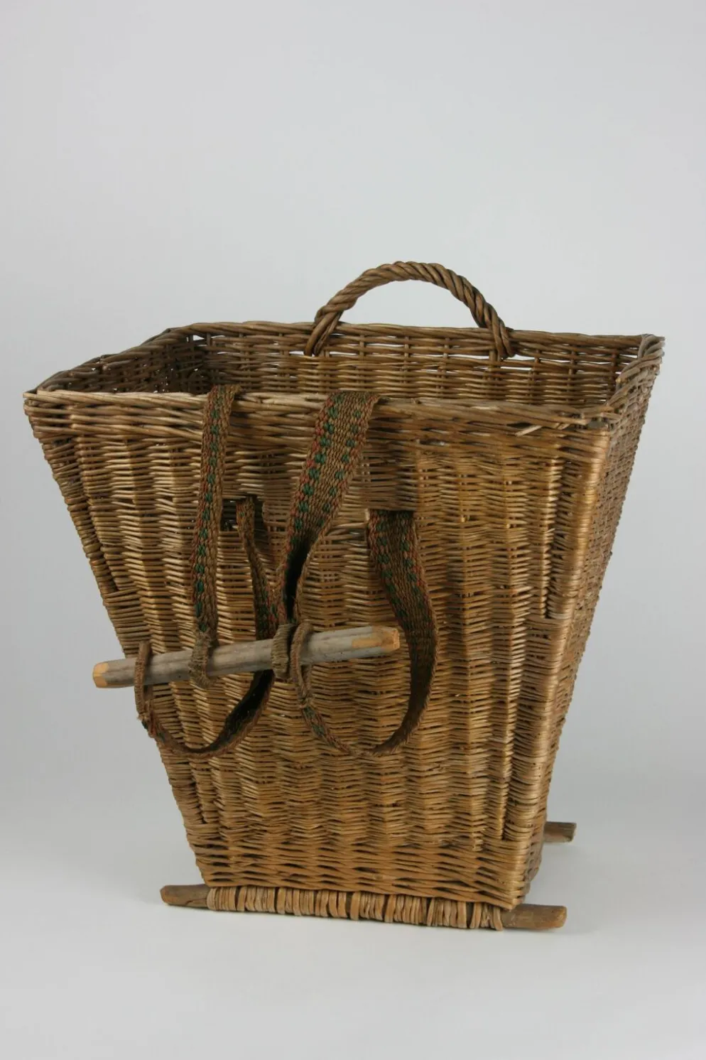 Panier arrière fabriqué à partir de saule finement tissé.
