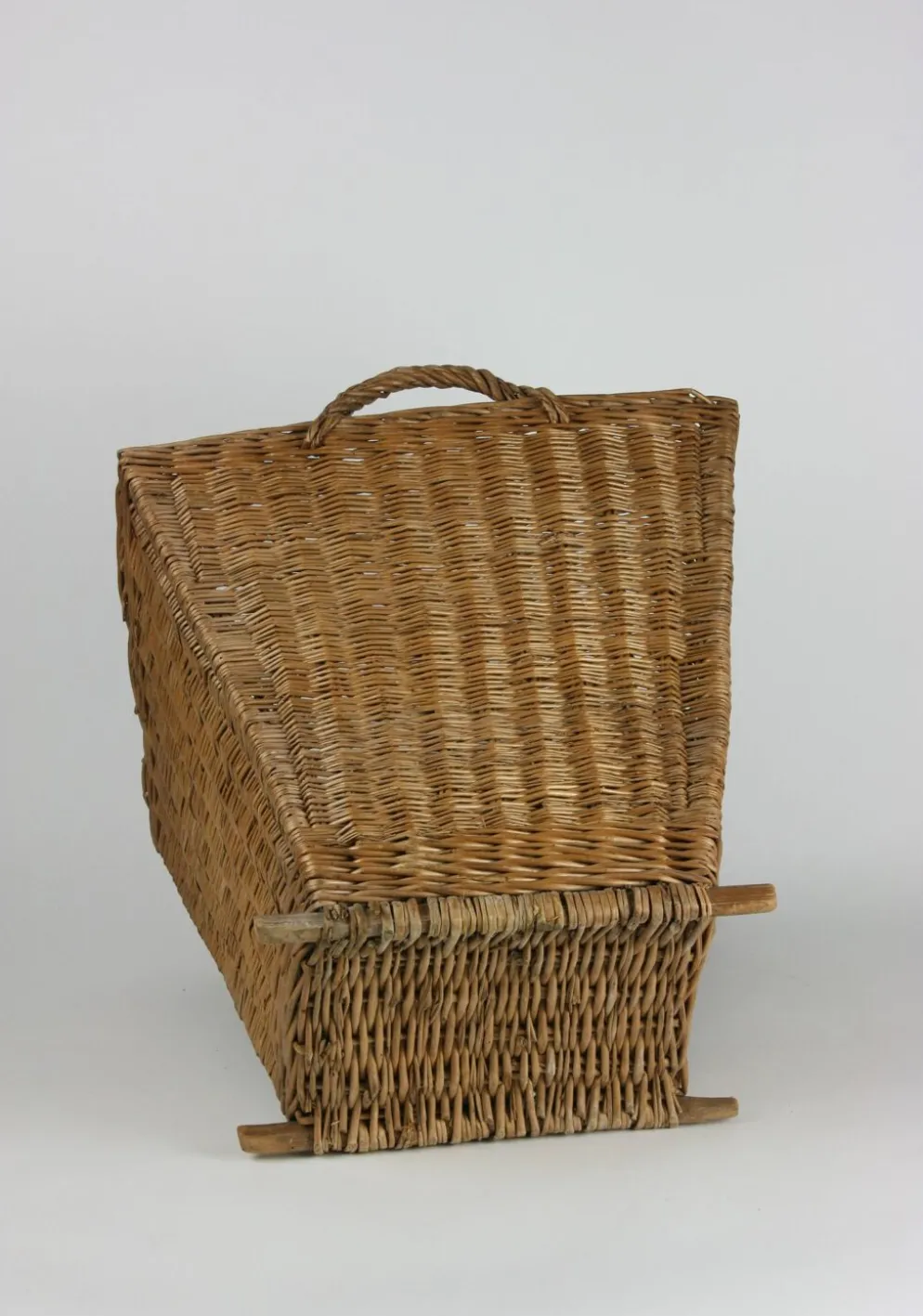 Panier arrière fabriqué à partir de saule finement tissé.