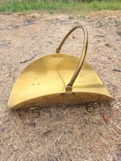 Panier à bûches en laiton, pieds griffe, années 1960