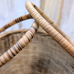 Panier boule en rotin tressé à anse