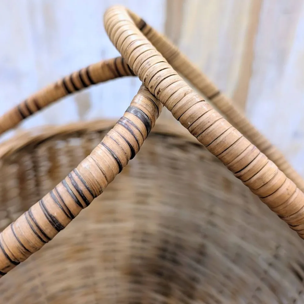 Panier boule en rotin tressé à anse