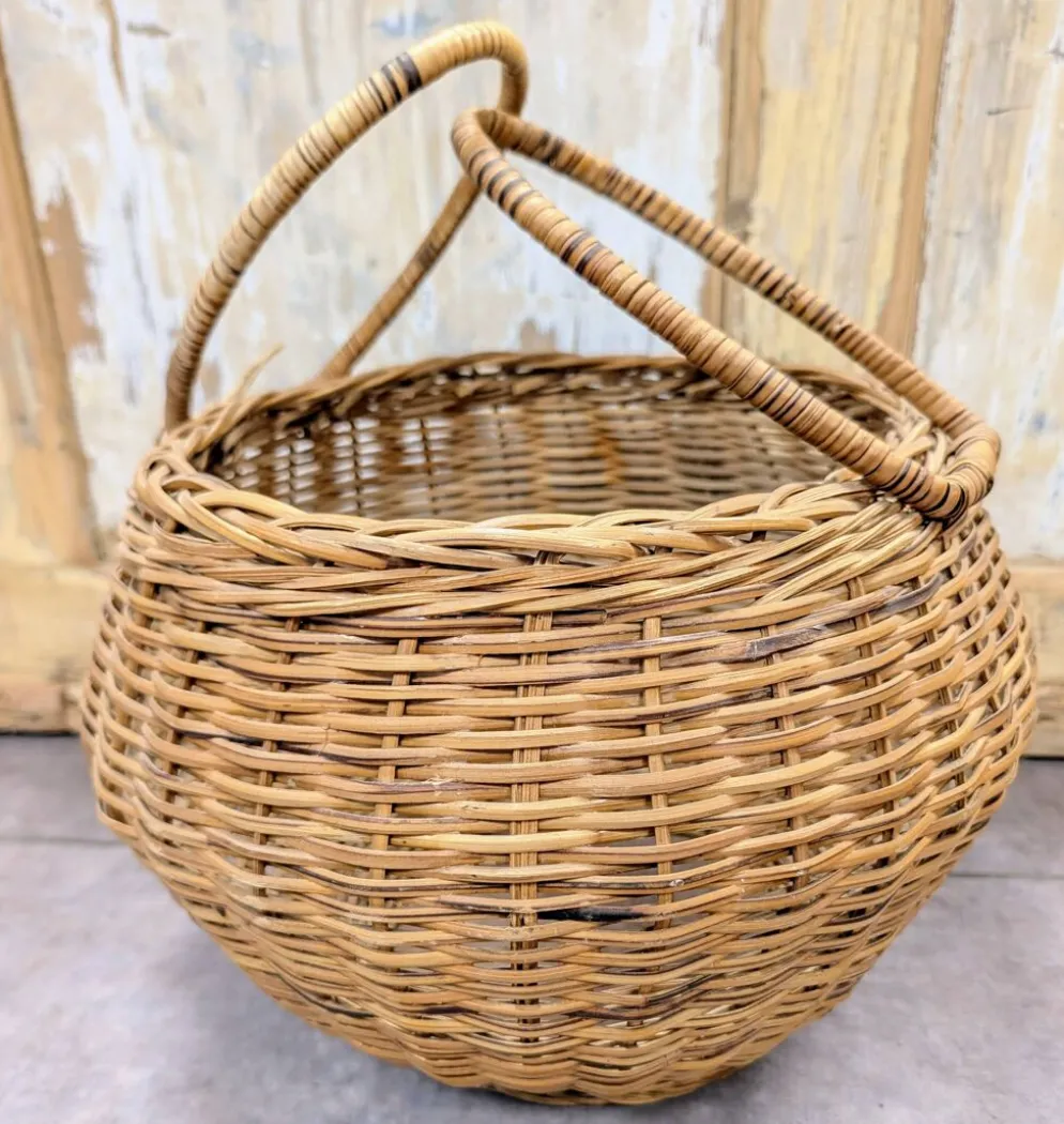 Panier boule en rotin tressé à anse