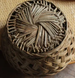 Panier corbeille ronde haute osier ajouré vintage