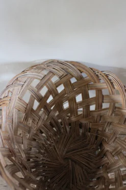Panier corbeille ronde haute osier ajouré vintage
