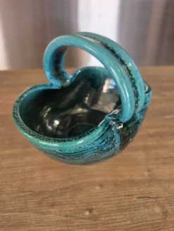 Panier céramique vintage Accolay turquoise Signé Tête de Taureau X.C