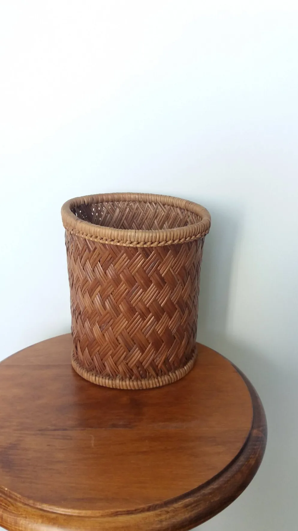 Panier cylindrique haut en osier, cache-pot ou corbeille à papier