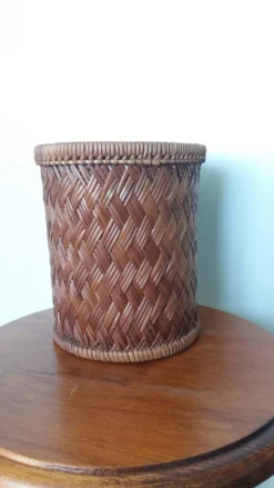 Panier cylindrique haut en osier, cache-pot ou corbeille à papier