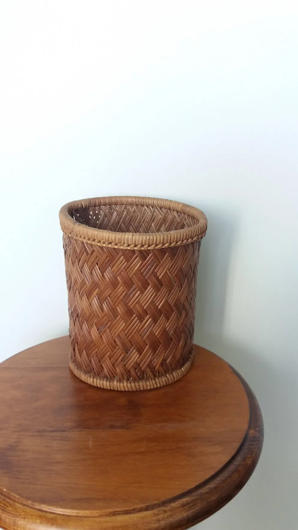 Panier cylindrique haut en osier, cache-pot ou corbeille à papier