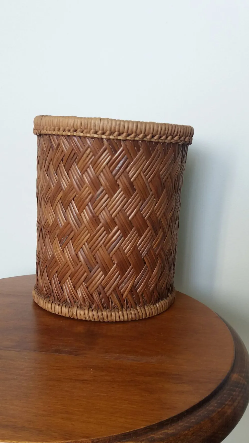 Panier cylindrique haut en osier, cache-pot ou corbeille à papier