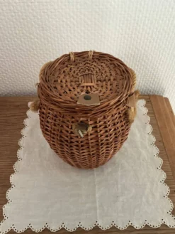 Panier de pêche ancien en osier.
