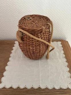 Panier de pêche ancien en osier.