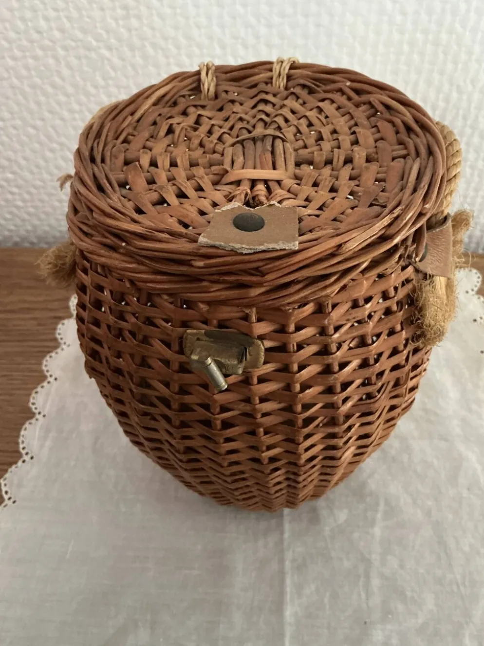 Panier de pêche ancien en osier.