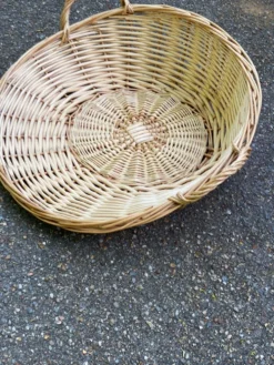 Panier de présentation rond en osier et rotin tressé
