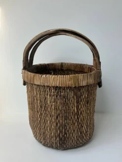 Panier de récolte asiatique ancien