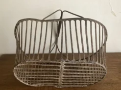 Panier de récolte en fer battu de campagne 1930