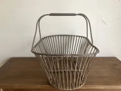 Panier de récolte en fer battu de campagne 1930