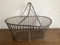 Panier de récolte en fer battu de campagne 1930