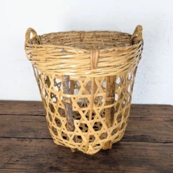 Panier en bambou tressé