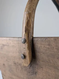 Panier en bois ancien avec ferrures en fer forgé, Wabi-Sabi, 19e siècle