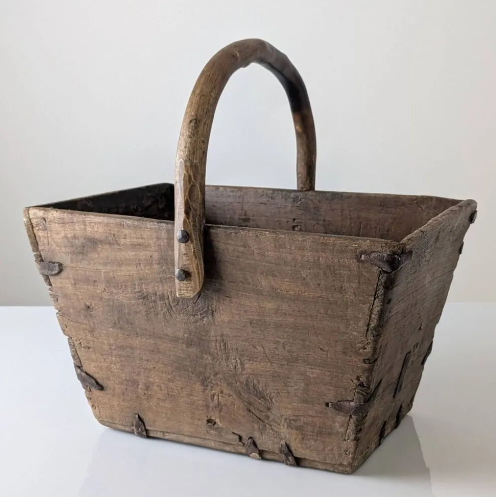 Panier en bois ancien avec ferrures en fer forgé, Wabi-Sabi, 19e siècle