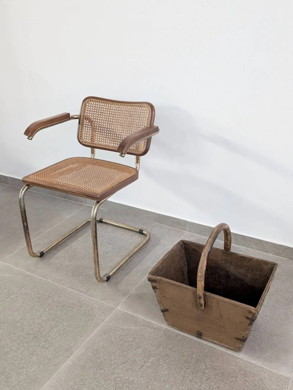 Panier en bois ancien avec ferrures en fer forgé, Wabi-Sabi, 19e siècle