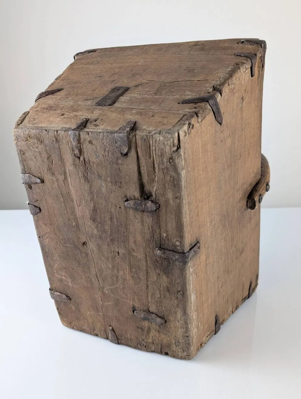 Panier en bois ancien avec ferrures en fer forgé, Wabi-Sabi, 19e siècle