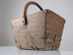 Panier en bois ancien avec ferrures en fer forgé, Wabi-Sabi, 19e siècle