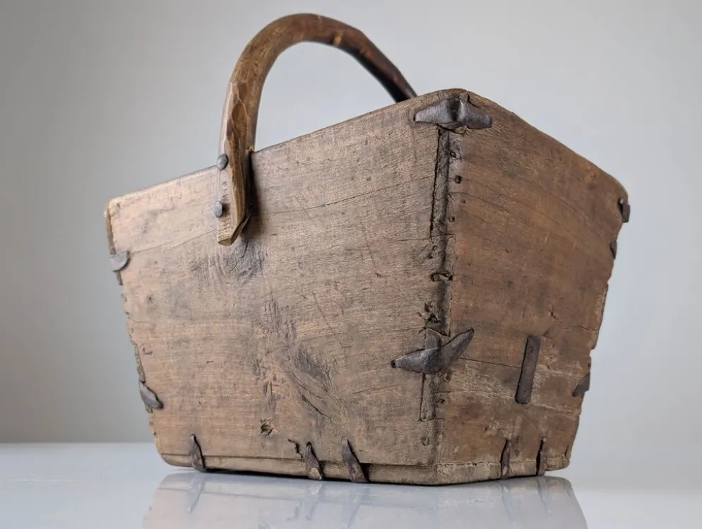 Panier en bois ancien avec ferrures en fer forgé, Wabi-Sabi, 19e siècle