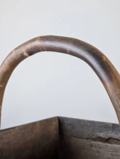 Panier en bois ancien avec ferrures en fer forgé, Wabi-Sabi, 19e siècle